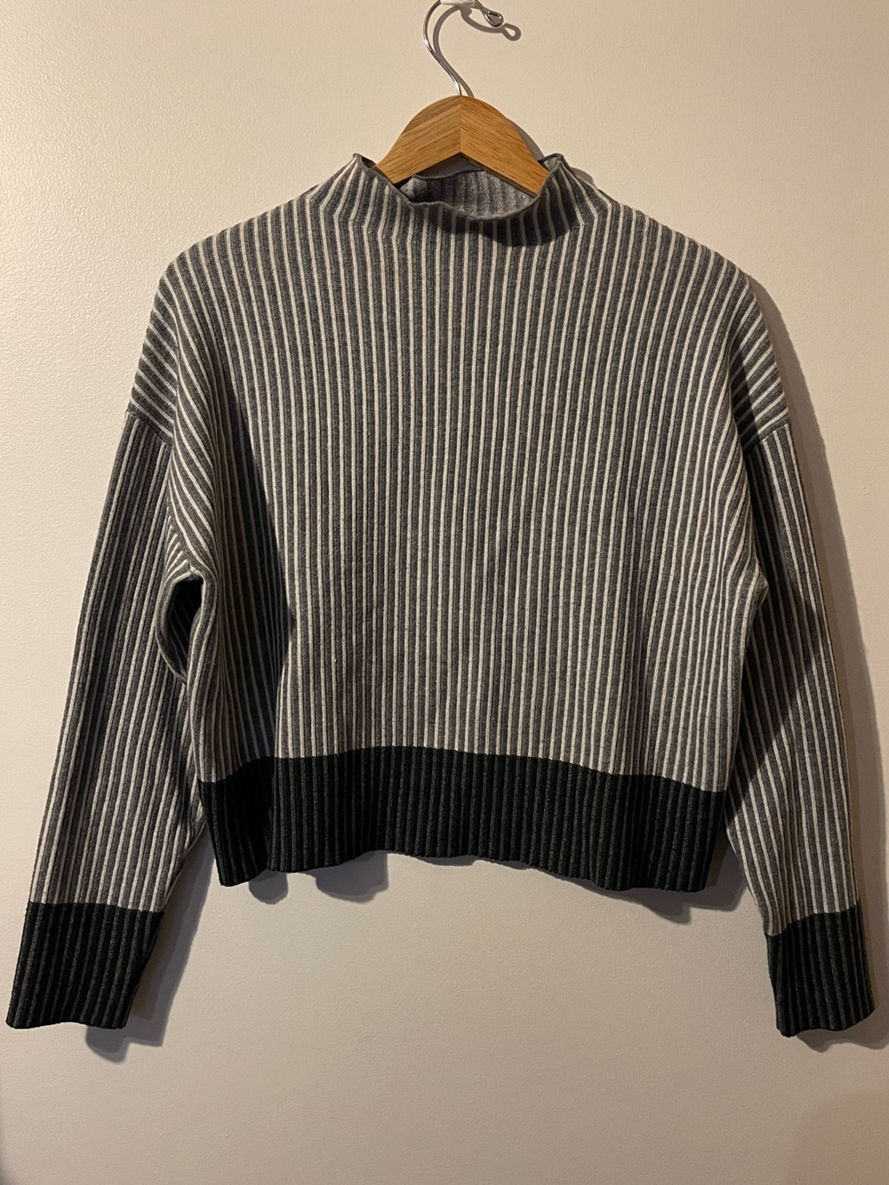 Tahari Striped Ribbed Mock Neck Cropped Knit Sweater Grey White Large